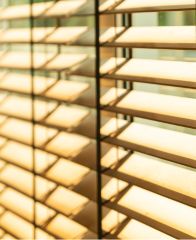 Außenliegender Sonnenschutz mit Raffstoren